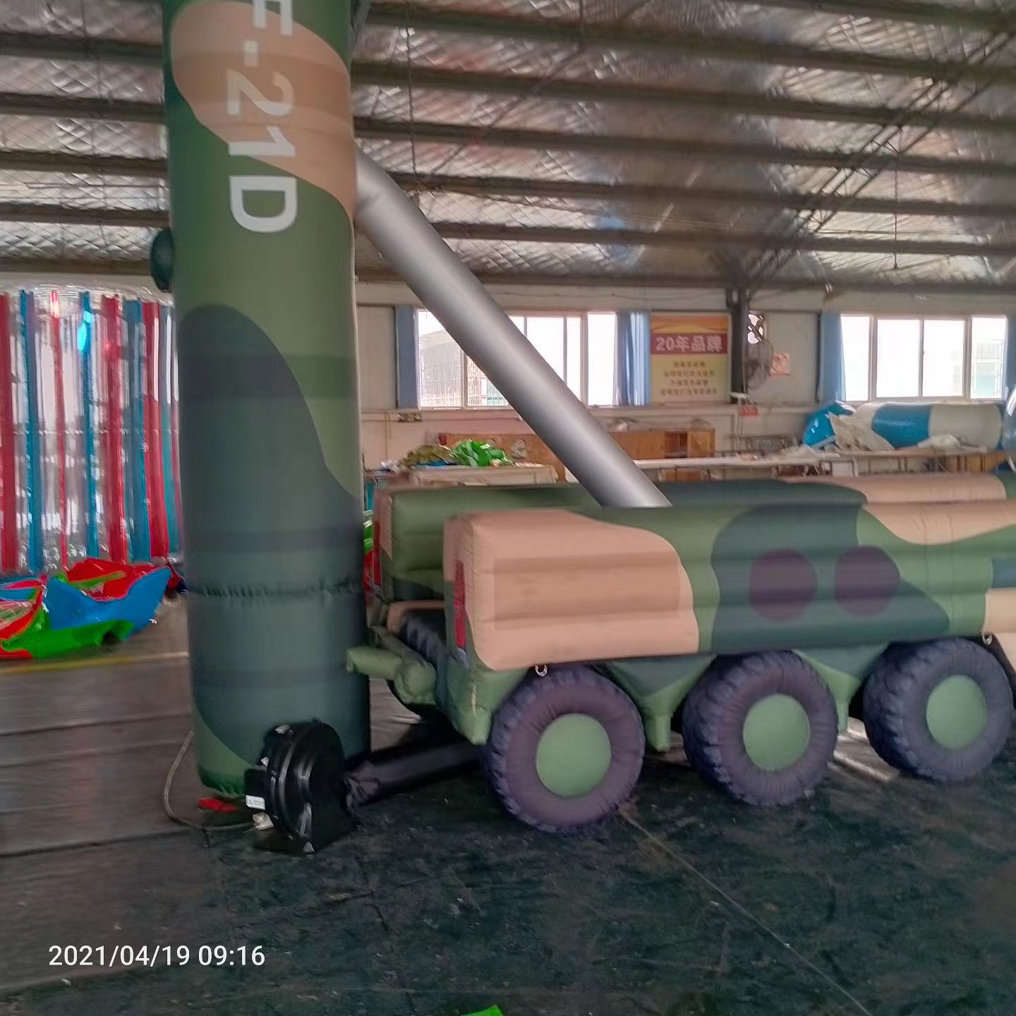 通城军事演习中的充气目标车辆：模拟发射车雷达车坦克飞机
